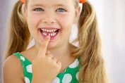С какого возраста начинается смена молочных зубов на постоянные?