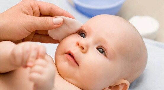 Гноится глазик у новорожденного - чем лечить?