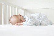 Какова норма сна для новорожденных детей до года по месяцам?